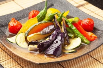 料理研究家リュウジ、『超柔らか鶏むね肉の無限夏野菜』の作り方を公開！「人生で一番旨い」と豪語する”絶品夏バテ防止レシピ”がネットで話題に「ありがたいレシピ」「野菜も摂れて肉も摂れてさっぱりヘルシー」の声