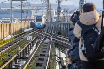 外国人観光客 “列車を撮影しようと” 接近するも『近づきすぎて衝突』救急搬送されネットでコメント殺到「国は違ってもやっていいこと悪いことは世界共通だと思うんだけどな、、」「警報機はけたたましく鳴るので気が付かないはずがないと思うが。。」