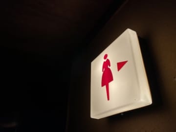 深夜の女子トイレに佇む“びしょ濡れの女”…元警備員の男性の戦慄体験「明らかにこの世の人じゃない」
