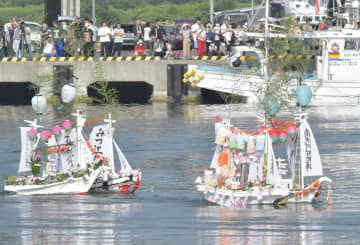 「盆船流し」　故人しのぶ　北茨城・大津漁港