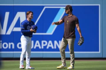 山本由伸、ダルビッシュと試合前に談笑　佐々木朗希に続き…帽子脱いで挨拶
