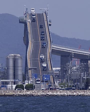この一枚を撮るため、島根へ。写真家を惹きつける通称「ベタ踏み坂」のインパクトが強すぎる！空へ続く一本道に思わず息をのむ！