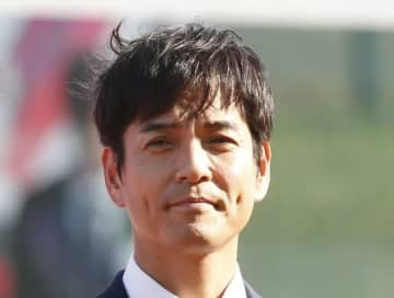 沢村一樹、ゴルフ場で枝そっくりなナナフシ発見　サンバイザーにしがみつく貴重ショット