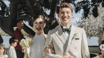 堂安律の妻、純白タキシード＆ドレスの挙式の様子投稿にファン祝福　「最高ぅううう」「素敵すぎます〜お2人」
