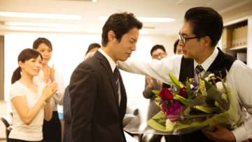 60歳・定年退職日、花束を抱え「明日から自由だ」と喜んだ夫…しかし翌朝、リビングでの妻の一言で始まる“行き場のない地獄”