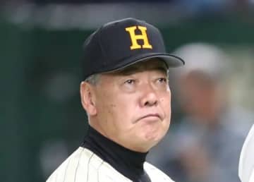 福本豊、広島カープの“43センチバームクーヘン”にかぶりつき！「めっちゃ長い！」と大興奮