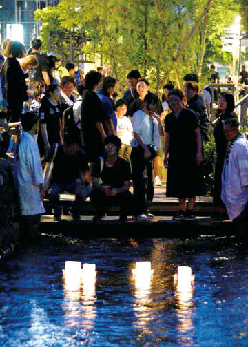 終戦前夜に266人が…熊谷空襲の犠牲者を慰霊、埼玉・熊谷の星川で灯籠流し　恒久平和を願う鎮魂の灯、夕暮れの川面に