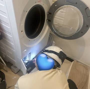 えっ、業者さん…じゃない！？洗濯機を覗き込むプロの背中、その正体は「最高の夫」だった！掃除に挑む夫の本気度が話題に