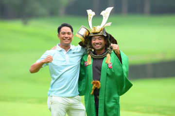 比嘉一貴が3シーズンぶり7勝目 通算30アンダーで並んだ米澤蓮をプレーオフで下す