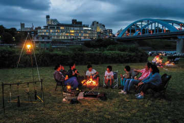 2025年上半期はコレが人気！「焚き火」の魅力からUSJ「ドンキーコング・カントリー」まで、話題のレジャーを専門家が解説