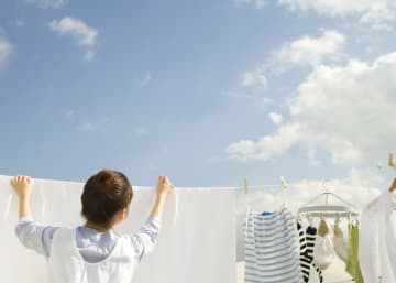 夏の洗濯物、外干しで何時間で乾く？ベストな干し方と取り込みの目安