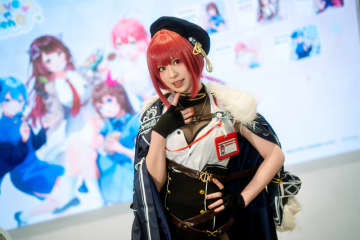 【コスプレ】香港で使える「ホロライブ」デザインの交通ICカードとは？マリン船長に扮した美女レイヤーがPRする便利アイテムを紹介【写真9枚】