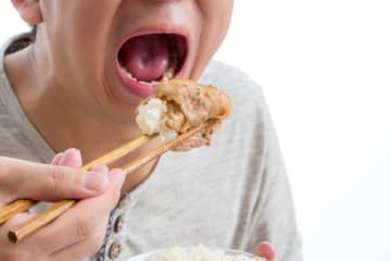 『食べ方が汚い人』はなぜそうなるの？5つの原因と上手に指摘・改善する方法