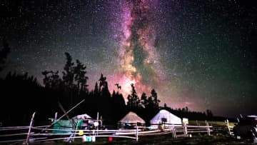 満天の星に照らされる阿禾公路　中国新疆ウイグル自治区