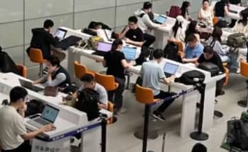 上海の空港の搭乗ゲート付近が「まるで図書館の自習室」―中国メディア