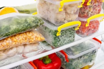 『溶けてしまった冷凍食品』にしてはいけないNG行為3選　再冷凍してもいいの？正しい対処法は？