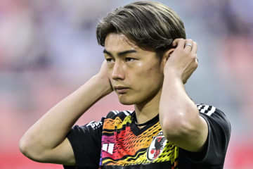 フェイエFW上田綺世の｢ファンペルシーが憑依した？｣監督直伝ダイビングヘッド弾！ 現地メディアの批判を｢全部吹っ飛ばして欲しい｣激励の声も
