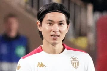 南野拓実のモナコ通算100試合達成記念スペシャル画像が｢モナ王の風格｣と話題！ 横顔アップ＆足組み保存版ショットに｢かっこよすぎて｣の声
