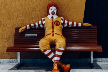 マクドナルド、ユニバーサル・スタジオ・北京…定年退職者向け求人広告が話題に―中国メディア