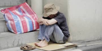 元一級建築士が、なぜ生活保護＆ホームレス状態に？　“行政のミス”で家を失い困窮も…救済を「放置」した市役所の怠慢