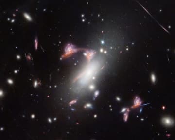 宇宙に「？」　重力レンズで遠方銀河の像が5つに分裂