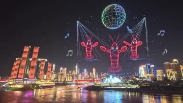 夜空とテクノロジーの出会い、中国・重慶市で幻想的ドローンショー