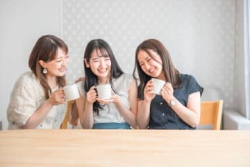 甘いものばっかり食べて肌荒れしても、布団の中でゴロゴロして終わる日が続いてもいい―　『33歳という日々』が描く、わたしたちのリアル