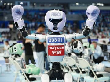 ロボットのスポーツ世界大会が開催、サッカーや陸上で転倒続出も熱戦繰り広げる