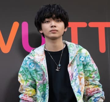 宮世琉弥、ワンコにメロメロ！　バレー応援新曲ジャケ撮影オフショットにファン「眼福」「癒された」