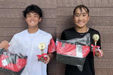 「第45回むさしの村ジュニアテニストーナメントNATSU」の16歳以下は男子・須藤孝侑、女子・札場木葉が優勝