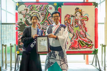 椎名佐千子、新曲『よされ女節』の舞台「黒石よされ」で熱唱！　黒石市観光大使に任命され「黒石の魅力を伝えるために全身全霊で歌っていきたい」
