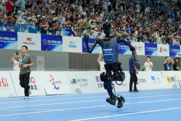 世界人型ロボットスポーツ大会、最終日に短距離種目決勝　北京市