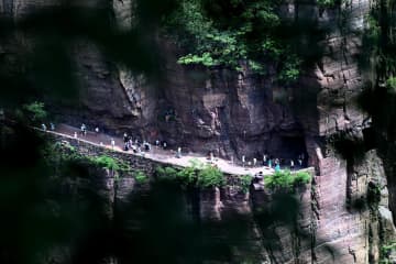太行山脈の奥地、絶壁の峡谷観光がピーク　中国・河南省輝県