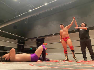 【大日本】青木優也、横浜にぎわい座メインでコブラツイスト葬！ 五十嵐玲也から貫禄のギブアップ奪取！