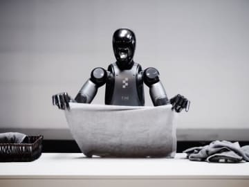 タオルを畳むロボットの動画公開、人間とどちらが速いか試した結果
