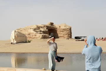 新名所「砂漠の門」が地域観光をけん引　中国新疆ウイグル自治区