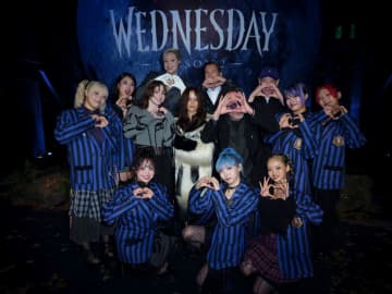 世界的人気ドラマ『ウェンズデー』シーズン２配信記念イベントにガールズグループ・HANAが制服姿で登場！