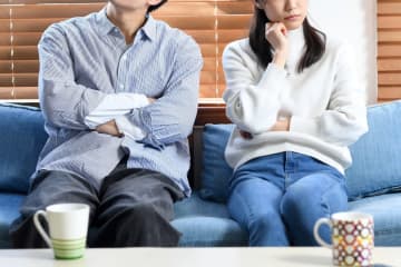 義父が亡くなり、遺産「800万円」を手にした夫。私や息子に分けると、「税金がかかるから」と口座に振り込んでくれません。50万円ずつもらったとしても、「課税」されるのでしょうか？