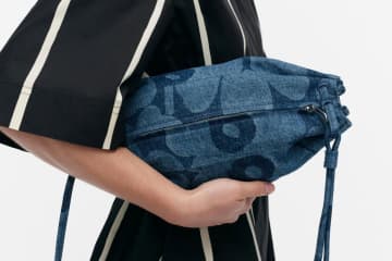 マリメッコ“ウニッコ花柄”のデニムワンピース＆キャンディの包み紙着想デニムバッグ