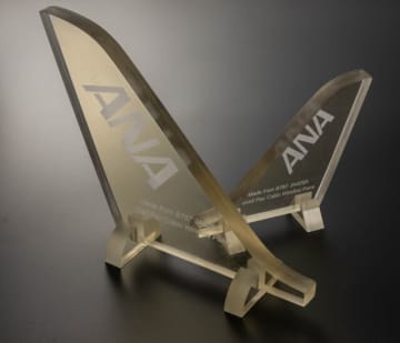 ANA、B787の客用窓が“垂直尾翼”オブジェに！ 8月19日10時から販売
