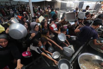 食料不足、人道危機深まるガザ　母親ら乏しい食材で料理