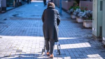 「自立しているつもりでした」70歳一人暮らし、月8万円で暮らす老後に〈忍び寄るリスク〉
