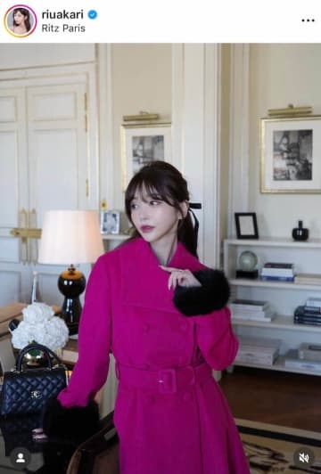 Rちゃん、膝上超ミニ＆透け感ドレス姿で美しさダダ漏れ　さまざまなポーズと妖艶表情で