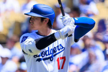 大谷翔平、金髪美女レポーターと久々再会で密着2ショ　「イケメンと美女の素敵な笑顔」