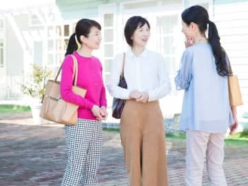 「自分だけ仲間はずれ？」と疎外感も……職場や学校でいつの間にか仲良くなっている人たちの秘密