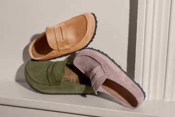 ビルケンシュトック"クロッグ×ローファー"など新色、ダークブラウンや深みレッドで秋冬彩る