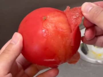 トマトもキュウリも驚くほど簡単！　夏野菜の皮むきと保存テクまとめ