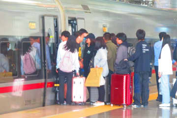 高速鉄道で子どもが大騒ぎ、耐え兼ねた乗客が注意すると…＝中国ネット「この親にしてこの子あり」