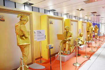 「え、動いてる！？」大阪の地下道に金ピカ彫像出現、通行人どよめき