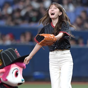 「本物はめっちゃ可愛かった」「究極の歌唱力」など反響！ オリックス勝利の女神となった“美しき歌姫”が始球式＆ライブの舞台裏を大公開